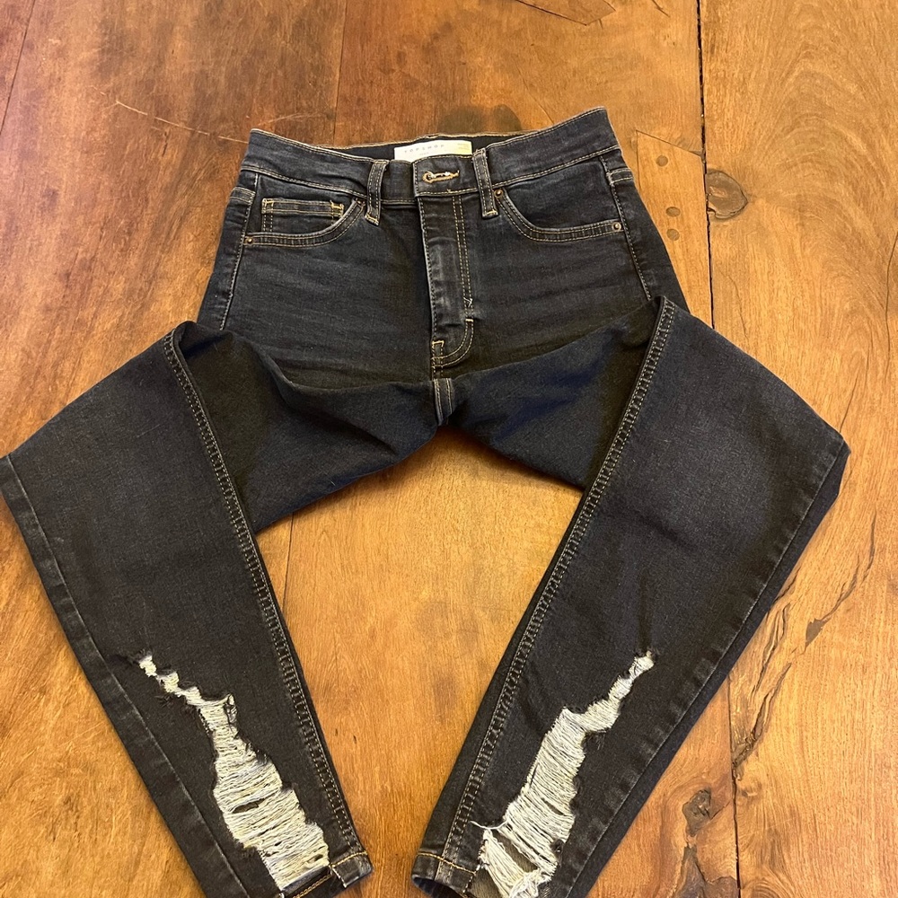 Top Shop Jeans skinny distressed hem. Very sexy fit. W26